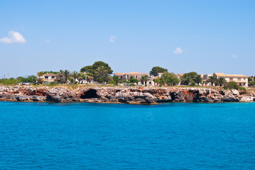 Fototapeta na wymiar Cala Mendia brzegu i mieszkalnych domy, Wyspa Mallorca