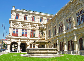 Fototapeta na wymiar fontanna przed Opery Wiedeńskiej