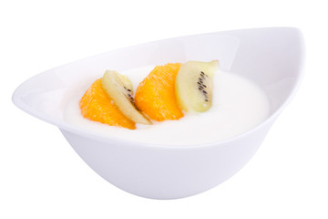 Fototapeta na wymiar Joghurt mit Orangen und Kiwi