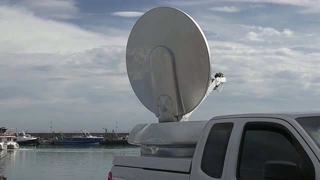 VEHICULO CON UN EQUIPO DE RETRANSMISION DE TV VIA SATELITE
