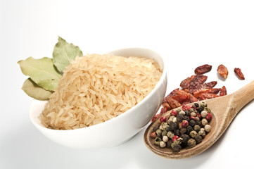 Reis in einer Porzellanschüssel