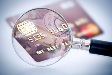 Carte bancaire passée à la loupe
