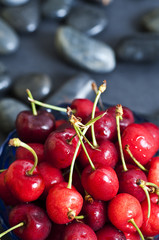 ciliegie con sfondo di pietre