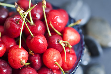 ciliegie con sfondo di pietre