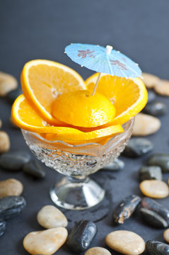 arance e ombrellino cocktail decorativo
