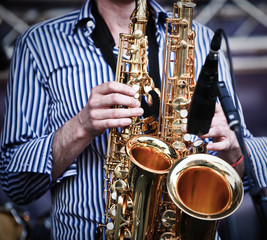 Obraz premium saxophone cuivre deux double jouer musicien performance concert