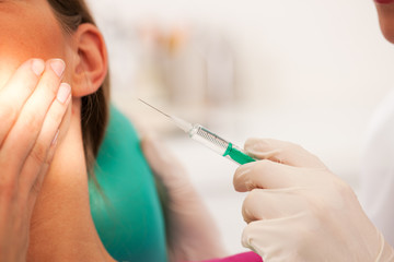Patientin beim Zahnarzt erhält Betäubung