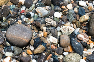 nasse Kieselsteine