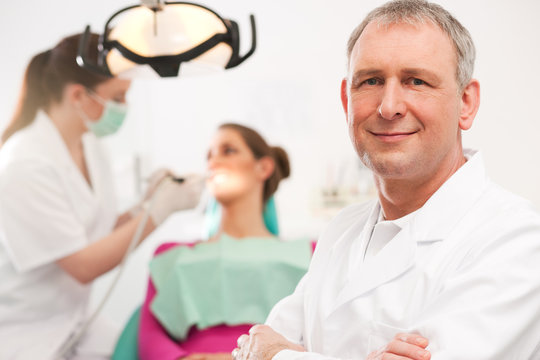 Zahnarzt in seiner Praxis