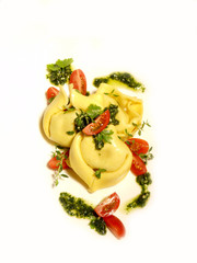 Tortellini an Pesto und Kirschtomaten