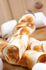 gegrillte Marshmellows auf einem Spieß