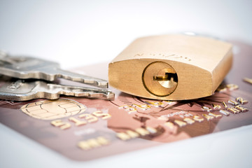 Cadenas et clés sur carte bancaire