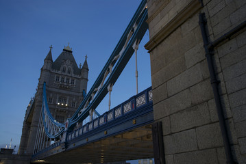 Fototapeta na wymiar London Tower Bridge da sotto