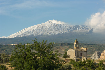 Fototapeta na wymiar Old Chapel i wulkan Etna