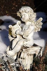 Fototapeta na wymiar Engelchen mit Leier auf einem Grab