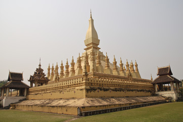 Fototapeta na wymiar Stupa That Luang w Vientiane, Laos, Asien