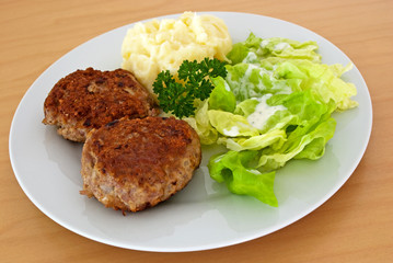 Frikadellen mit Kartoffelbrei & Salat
