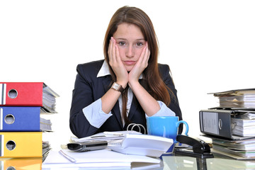 Junge Frau arbeitet im Büro zwischen Akten