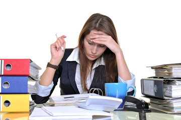 Junge Frau arbeitet im Büro zwischen Akten