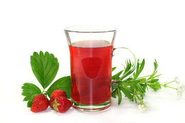 Erdbeer-Waldmeister-Tee