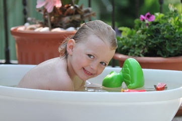 Kleinkind  beim baden