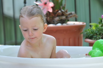 Kleinkind  beim baden
