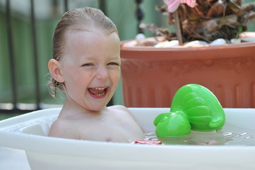Kleinkind  beim baden