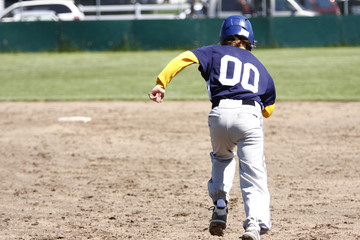Runner going for a base