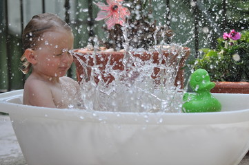 Kleinkind  beim baden