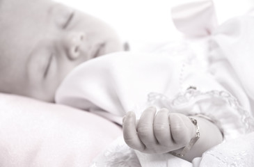 main de bébé en noir et blanc