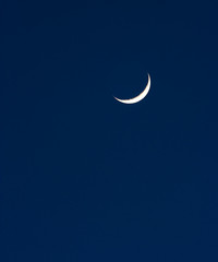 Obraz na płótnie Canvas Półksiężyc wiszące na nocnym niebie
