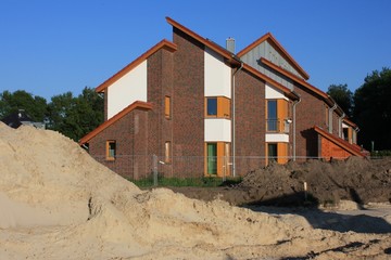 Fototapeta na wymiar Mehrfamilienhaus im Neubaugebiet