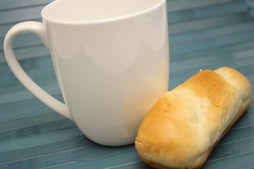 Kaffeepott mit Milchbrötchen