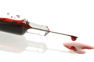 Spritze mit Blut und Herz aus Zucker