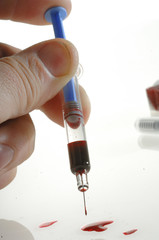 Spritze mit Blut und Herz aus Zucker