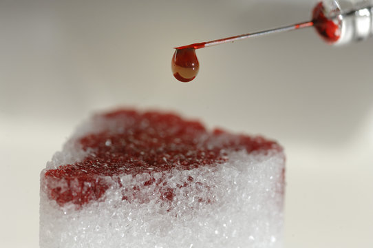 W&uuml;rflezucker Spritze mit Blut und Herz aus Zucker