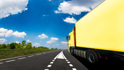 camion jaune route de campagne