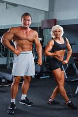 Fototapeta na wymiar Woman and man demonstrait the musculars in a health club