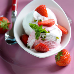 erdbeer-vanille eis mit obst