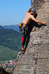 Obraz premium Male rock-climber on a granite wall