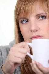 Portrait d'une femme blonde avec une tasse
