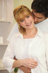 Portrait d'une femme dans les bras d'un homme