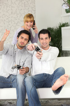 Jeunes hommes s'amusant à un jeu video