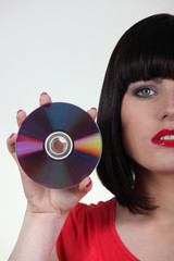 Portrait d'une  femme avec disque compact