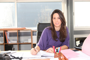 Portrait d'une jeune femme au bureau