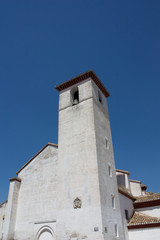 Fototapeta na wymiar alte spanische Kirche vor blauem Himmel