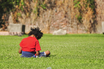 bambino sull'erba