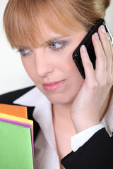 Jeune femme d'affaires au téléphone portable