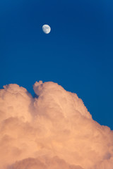 Mond und Wolken