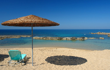 Plage de Méditerranée, ;parasol et chaise longue